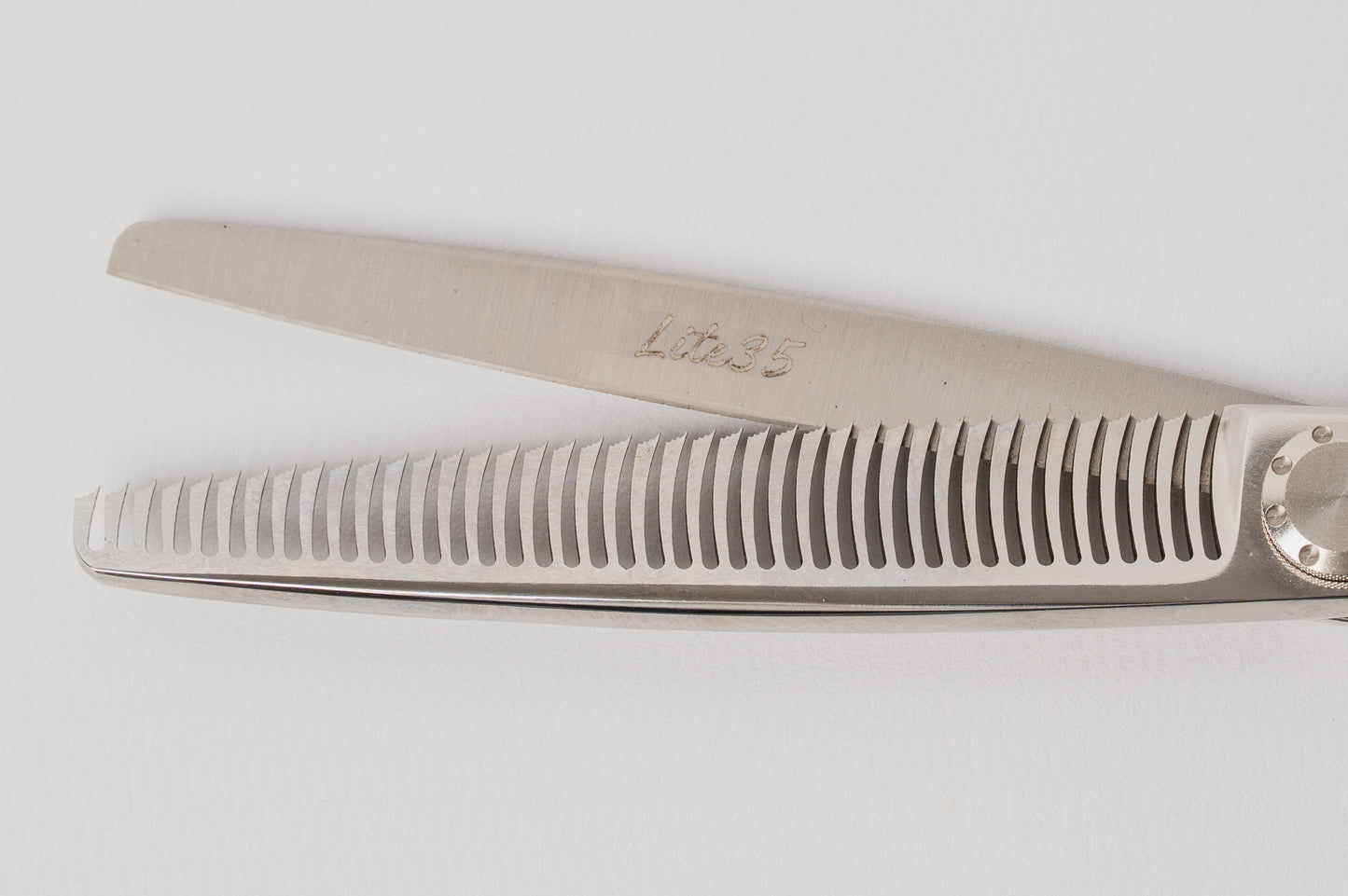 G4G Lite35 7-inch silver antler tooth thinning scissors made from Japanese 440C steel for dogs and cats.