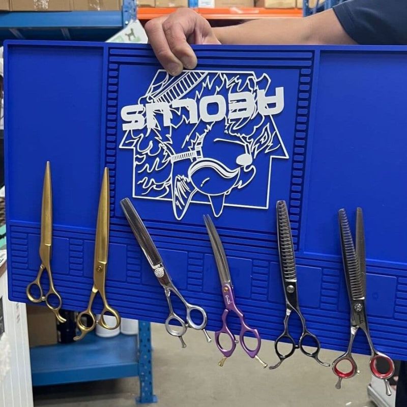 Aeolus Magnetic Mat for groomers with 6 built-in magnets, non-slip design, and easy-clean surface.